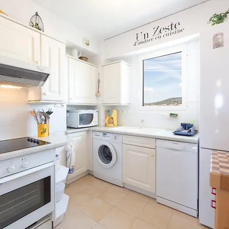 2 Bedrooms 2 Bathrooms Clear View In Palm Area *